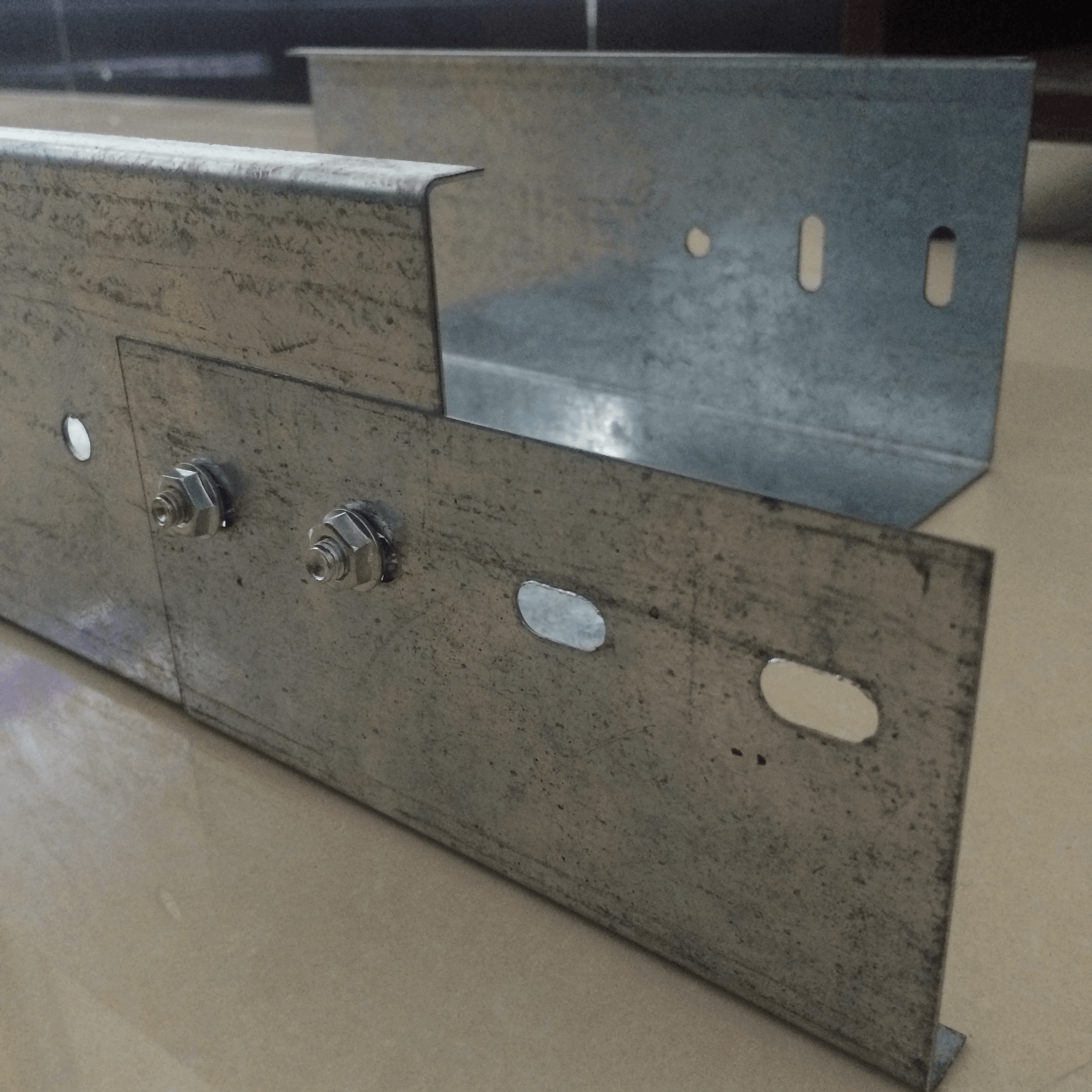 電纜橋架安裝連接片在外面還是里面好(圖2) 電纜橋架安裝連接片在外面還是里面好(圖2)